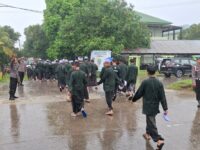 Personel Polsek Soppeng Riaja dan Koramil 1405-04 mengamankan pawai santri Milad ke-87 Pondok Pesantren DDI Mangkoso di Barru