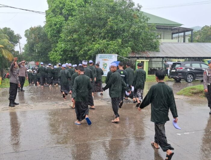 Personel Polsek Soppeng Riaja dan Koramil 1405-04 mengamankan pawai santri Milad ke-87 Pondok Pesantren DDI Mangkoso di Barru