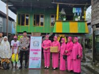 Kapolsek Soppeng Riaja bersama Bhayangkari menyerahkan bantuan kepada warga korban angin kencang di Desa Siddo, Barru