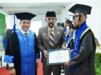 Pj Sekda Barru Abubakar menghadiri Wisuda Sarjana XXVI Universitas Muhammadiyah Barru Tahun 2025 di Aula KH Ahmad Dahlan.
