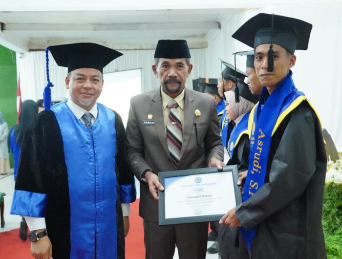 Pj Sekda Barru Abubakar menghadiri Wisuda Sarjana XXVI Universitas Muhammadiyah Barru Tahun 2025 di Aula KH Ahmad Dahlan.