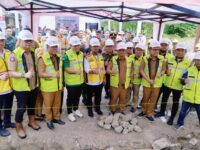 Gubernur Sulsel Andi Sudirman Sulaiman bersama Wakil Bupati Barru Abustan A. Bintang saat ground breaking Preservasi Jalan Paket 4 MYC di Wajo