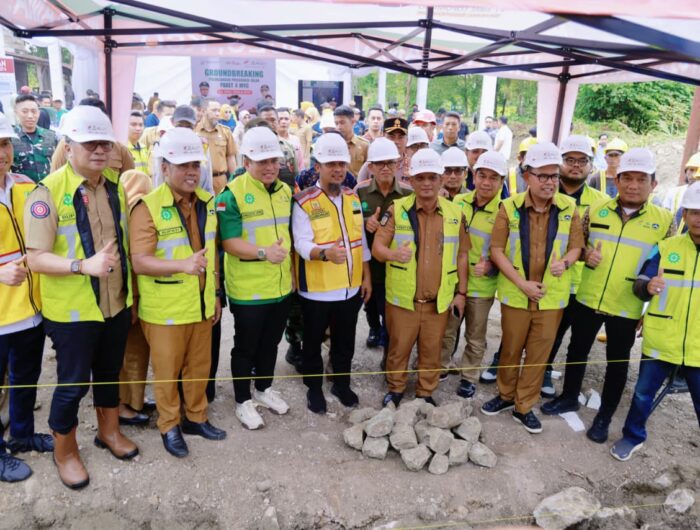 Gubernur Sulsel Andi Sudirman Sulaiman bersama Wakil Bupati Barru Abustan A. Bintang saat ground breaking Preservasi Jalan Paket 4 MYC di Wajo