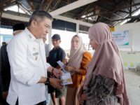 Wakil Bupati Barru Abustan A. Bintang menyerahkan bantuan BAZNAS kepada korban angin puting beliung di Desa Pancana