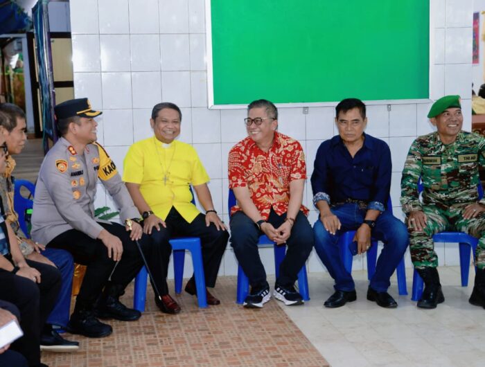 Wakil Bupati Barru bersama Forkopimda meninjau Misa Malam Natal 2025 di Gereja Toraja Jemaat Barru