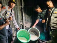 Personel Polsek Balusu melaksanakan patroli dialogis malam hari menjelang perayaan Natal 2025 di Kecamatan Balusu, Kabupaten Barru