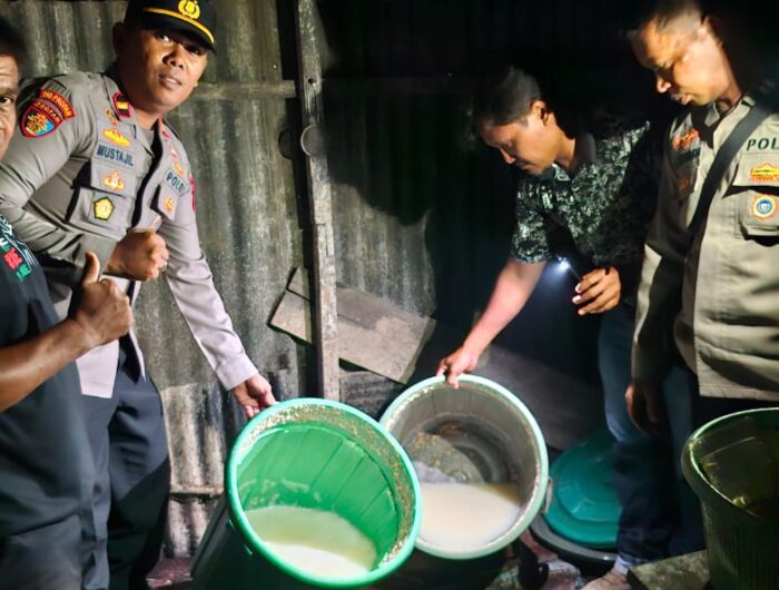 Personel Polsek Balusu melaksanakan patroli dialogis malam hari menjelang perayaan Natal 2025 di Kecamatan Balusu, Kabupaten Barru