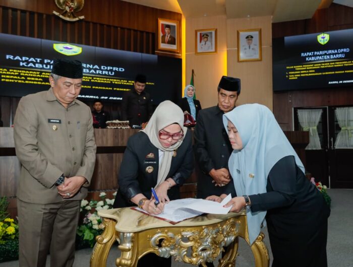 Bupati Barru Andi Ina Kartika Sari menandatangani keputusan pengesahan Perda Pilkades dan Cadangan Pangan di Rapat Paripurna DPRD Kabupaten Barru.