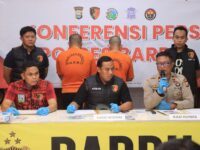 Polisi menunjukkan barang bukti kasus pencurian dengan kekerasan atau jambret di Barru, Sulawesi Selatan.