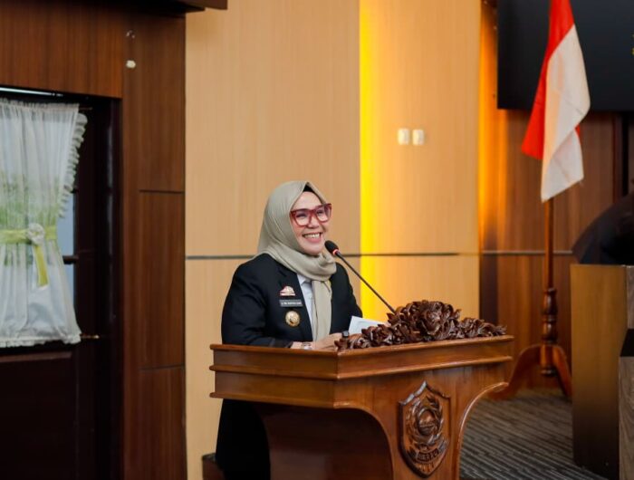 Bupati Barru Andi Ina Kartika Sari menyampaikan sambutan pada Rapat Paripurna DPRD Kabupaten Barru terkait capaian pembangunan dan tantangan fiskal tahun 2025