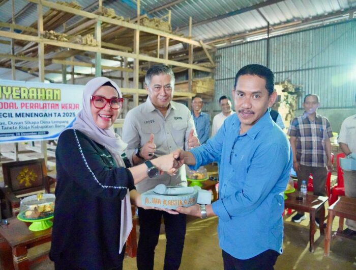 Bupati dan Wakil Bupati Barru menyerahkan bantuan mesin gerinda kepada pengrajin batu di Desa Lempang, Tanete Riaja