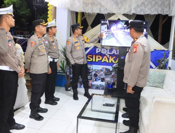 Kapolres Barru AKBP Ananda Fauzi Harahap meninjau Pos Pengamanan Operasi Lilin 2025