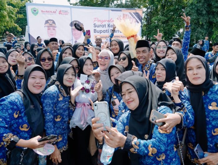 Bupati Barru Andi Ina Kartika Sari usai upacara Hari Ibu ke-97 sekaligus menyerahkan SK PPPK Paruh Waktu di Kantor Bupati Barru