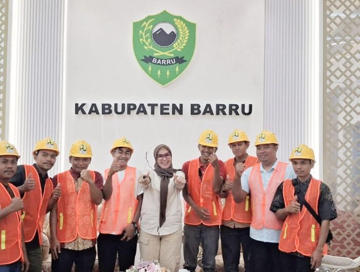 Bupati Barru Andi Ina Kartika Sari bersama Tim Drainase PUTR Perkim