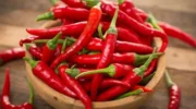 Ilustrasi cabai merah segar yang mengandung capsaicin untuk membantu menurunkan tekanan darah tinggi.