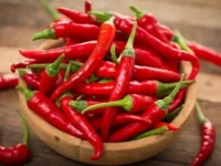 Ilustrasi cabai merah segar yang mengandung capsaicin untuk membantu menurunkan tekanan darah tinggi.