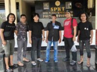 Petugas kepolisian mengamankan pelaku pencurian toko kelontong di Wonomulyo, Polman, Sulawesi Barat