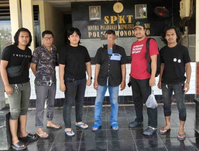 Petugas kepolisian mengamankan pelaku pencurian toko kelontong di Wonomulyo, Polman, Sulawesi Barat