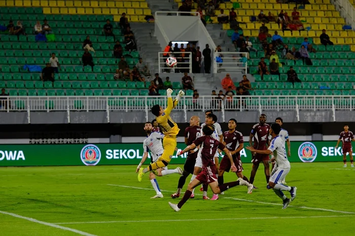 Pemain PSM Makassar beraksi di Stadion Gelora BJ Habibie saat laga kandang
