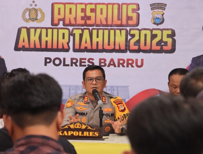 Kapolres Barru menyampaikan Rilis Akhir Tahun 2025 kepada awak media