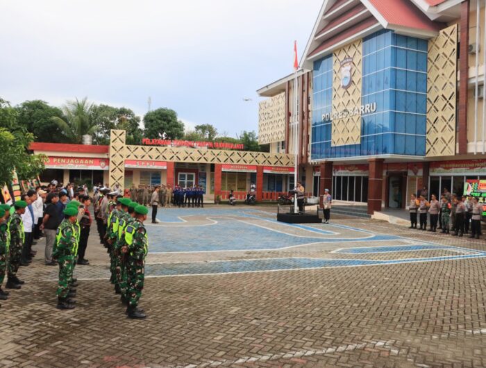 Kapolres Barru AKBP Ananda Fauzi Harahap memimpin apel pengamanan malam Tahun Baru 2026