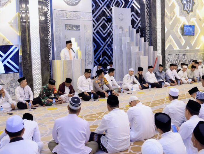 Wakil Bupati Barru Abustan A. Bintang menghadiri zikir dan doa bersama akhir tahun 2025 di Masjid Baiturrahman Haji Lawe Zam-Zam Centre Barru
