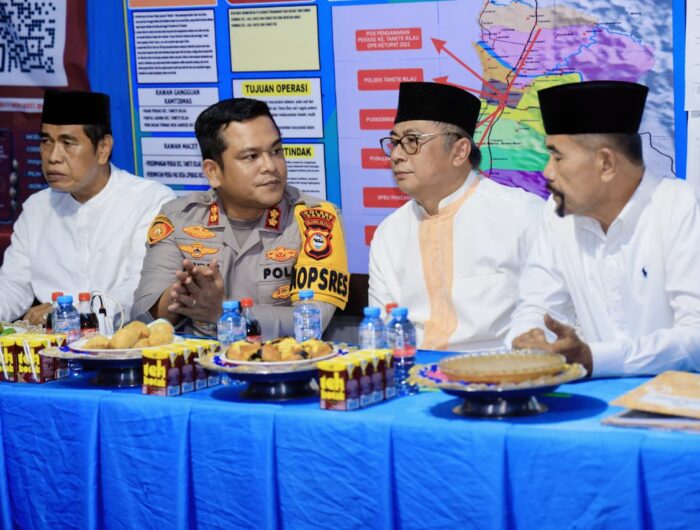 Wakil Bupati Barru Abustan A. Bintang bersama Forkopimda memantau pengamanan malam Tahun Baru di Posko Nataru Barru