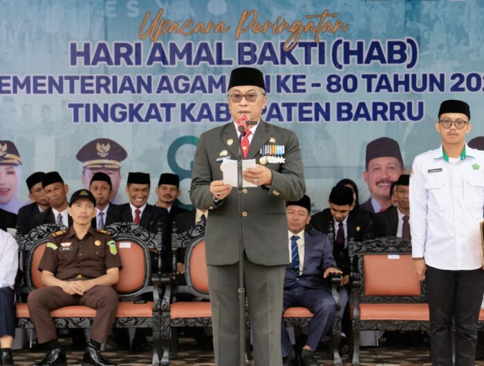 Wakil Bupati Barru memimpin Upacara Hari Amal Bakti ke-80 Kementerian Agama di Kantor Kemenag Barru
