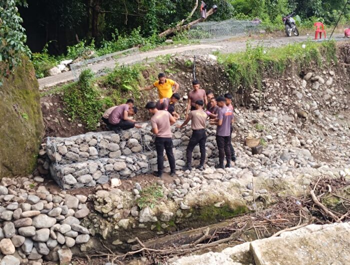Personel Satbrimob Polda Sulsel membangun jembatan darurat di Desa Nepo Kabupaten Barru