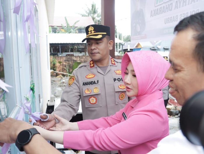 Kapolres Barru AKBP Ananda Fauzi Harahap didampingi Ketua Bhayangkari meresmikan gedung baru Klinik Tathya Draraka Polres Barru, Selasa (6/1/2026)