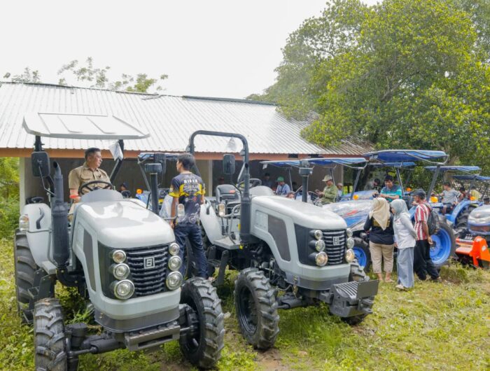 Wakil Bupati Barru Abustan A. Bintang memberikan arahan kepada kelompok tani penerima bantuan traktor roda empat APBN di Desa Tompo