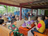 Wakil Bupati Barru Abustan A. Bintang berdialog dengan kelompok tani perhutanan sosial Desa Palakka membahas pengembangan kopi rakyat