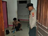 Petugas Polsek Barru saat patroli dini hari membubarkan pesta minuman keras di Jalan H. Lanakka, Barru