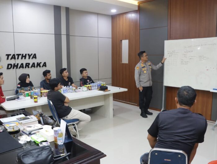 Kapolres Barru memberikan bimbingan teknis kepada personel Humas Polres Barru