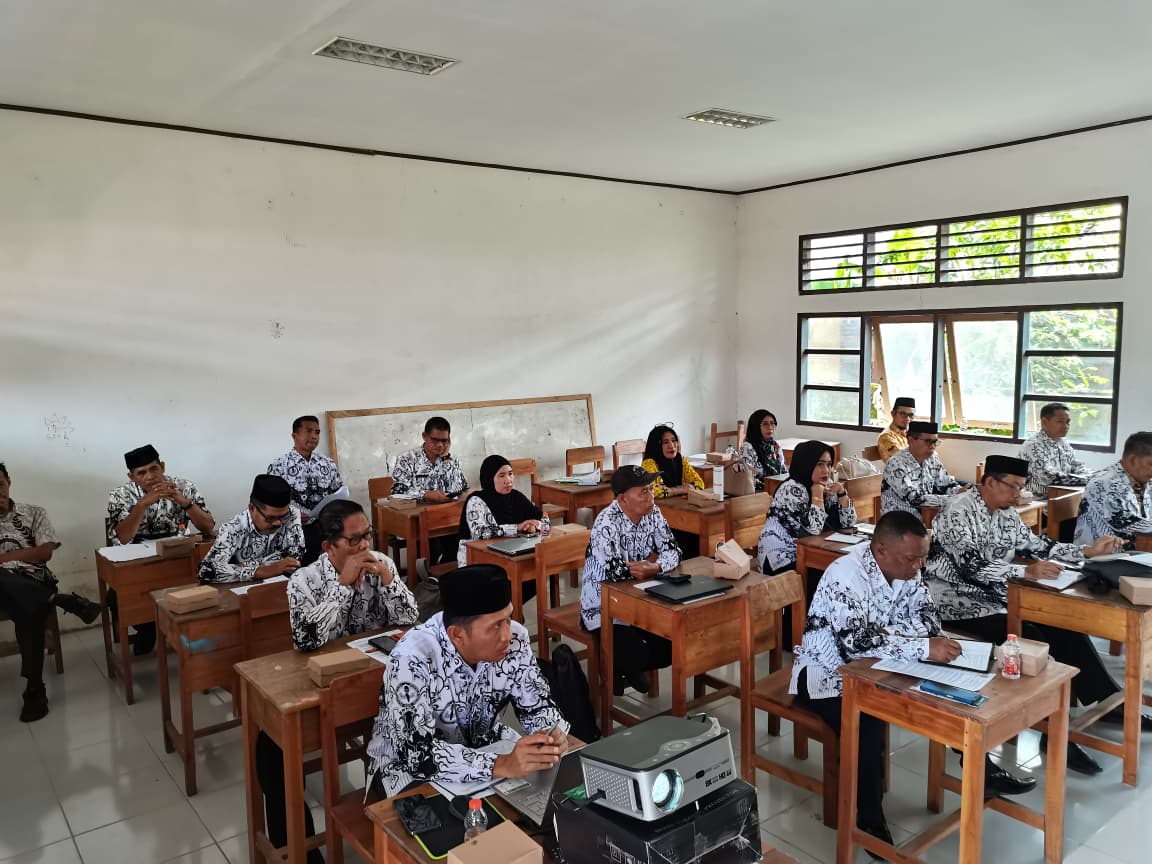 Pengurus PGRI Kabupaten Barru menggelar rapat perdana konsolidasi organisasi di Sekretariat PGRI Barru, Januari 2026