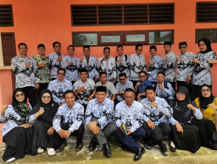 Pengurus PGRI Kabupaten Barru menggelar rapat perdana konsolidasi organisasi di Sekretariat PGRI Barru, Januari 2026