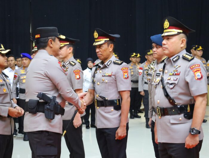 Kapolda Sulawesi Selatan memimpin upacara sertijab pejabat utama dan Kapolres jajaran di Mapolda Sulsel
