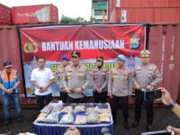 Kapolda Sulsel melepas bantuan kemanusiaan Polda Sulsel untuk korban bencana alam di Aceh melalui Pelabuhan Soekarno Hatta Makassar