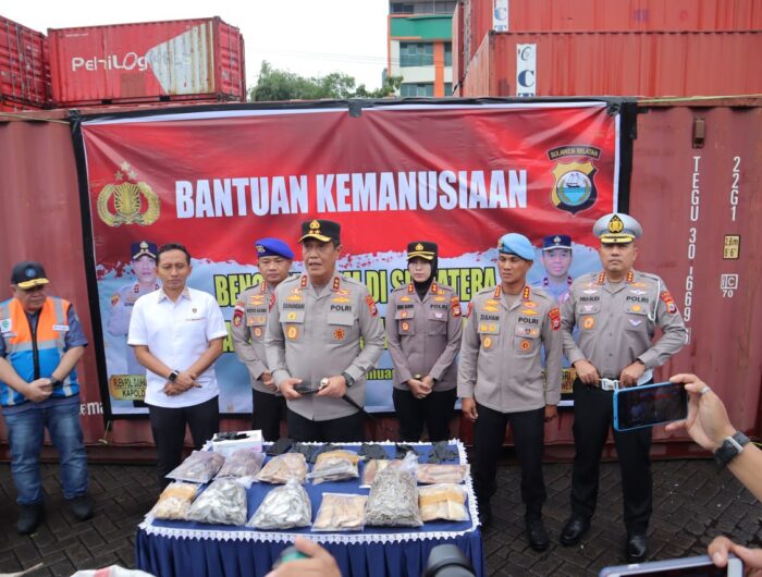 Kapolda Sulsel melepas bantuan kemanusiaan Polda Sulsel untuk korban bencana alam di Aceh melalui Pelabuhan Soekarno Hatta Makassar