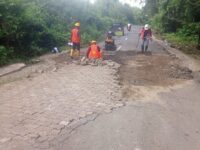 Perbaikan sementara Jalan Lawampang–Tompo oleh Pemkab Barru untuk keselamatan pengguna jalan