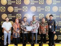 Wakil Bupati Barru Abustan Andi Bintang menerima Penghargaan UHC Awards 2026 di JIExpo Kemayoran Jakarta