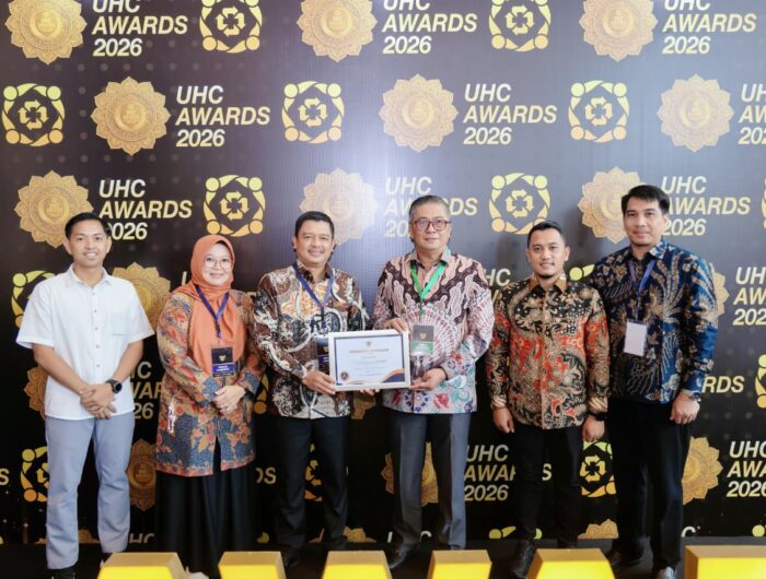Wakil Bupati Barru Abustan Andi Bintang menerima Penghargaan UHC Awards 2026 di JIExpo Kemayoran Jakarta