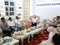 Bupati Barru Andi Ina Kartika Sari menyambut kunjungan Mantan Panglima TNI Hadi Tjahjanto di Rumah Jabatan Bupati Barru.