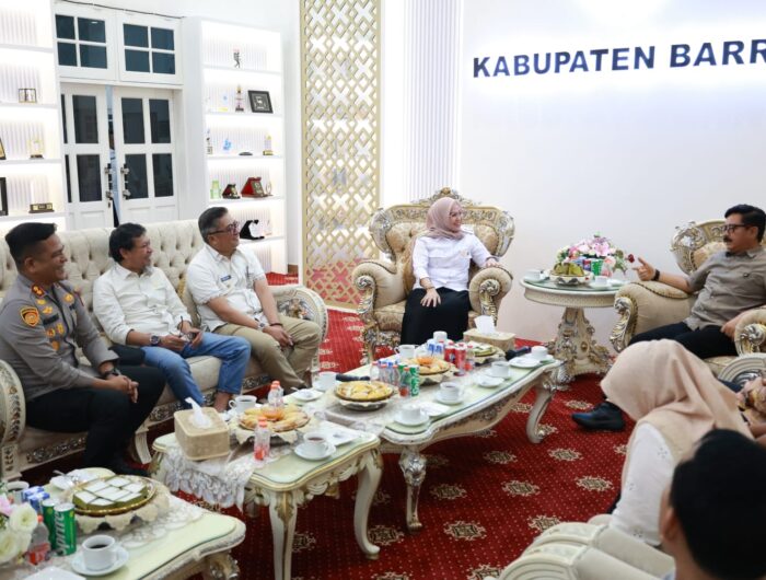 Bupati Barru Andi Ina Kartika Sari menyambut kunjungan Mantan Panglima TNI Hadi Tjahjanto di Rumah Jabatan Bupati Barru.