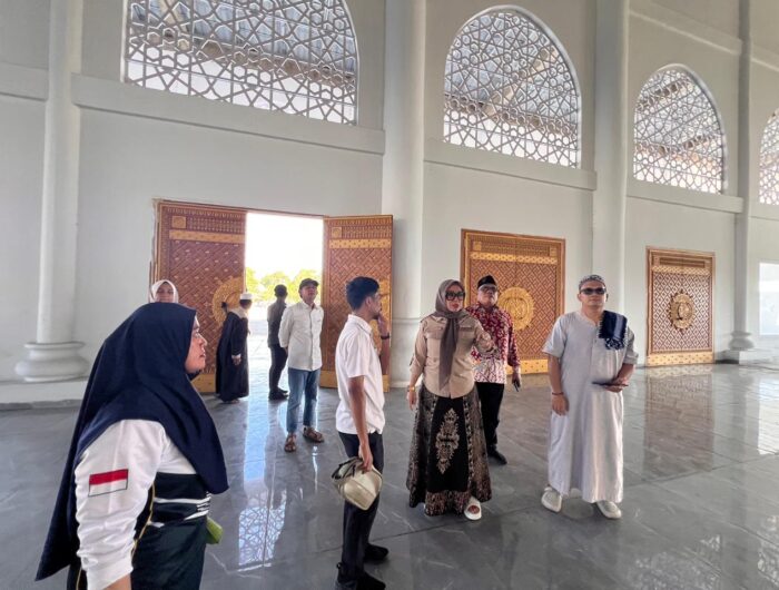 Bupati Barru Andi Ina Kartika Sari meninjau progres pembangunan Masjid Raya Lasinri di Kelurahan Coppo, Kecamatan Barru.