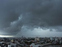 Ilustrasi hujan lebat melanda Kota Makassar seiring prakiraan cuaca Sulsel dari BMKG.