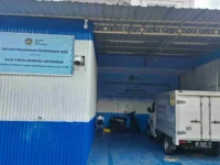 Gedung SPPG Mappasaile di Kelurahan Mappasaile, Pangkep, yang dihentikan sementara operasionalnya usai polemik menu MBG viral di media sosial.