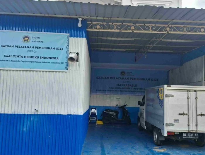 Gedung SPPG Mappasaile di Kelurahan Mappasaile, Pangkep, yang dihentikan sementara operasionalnya usai polemik menu MBG viral di media sosial.