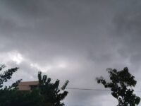 Ilustrasi langit mendung dan hujan di wilayah Sulawesi Selatan saat prakiraan cuaca 17 Februari 2026.