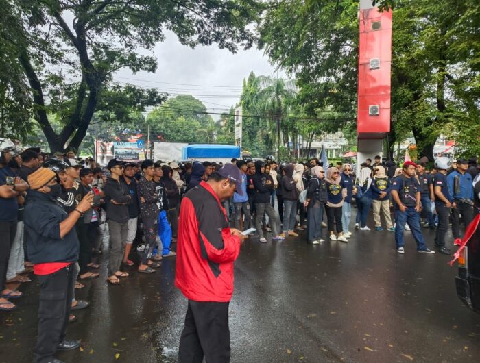 Mahasiswa menggelar aksi unjuk rasa di depan Mapolda Sulsel menuntut pengusutan dugaan fee proyek Pemkab Soppeng.